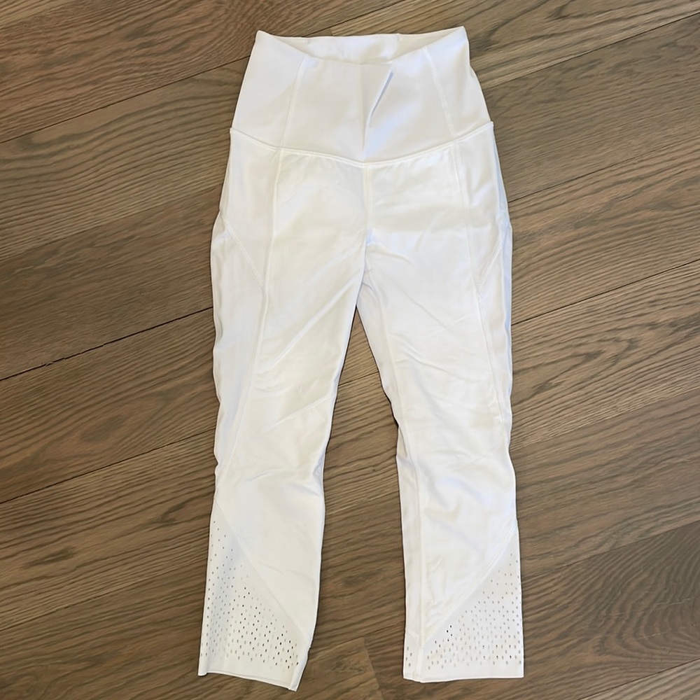 Lululemon Anew Crop (21")
White